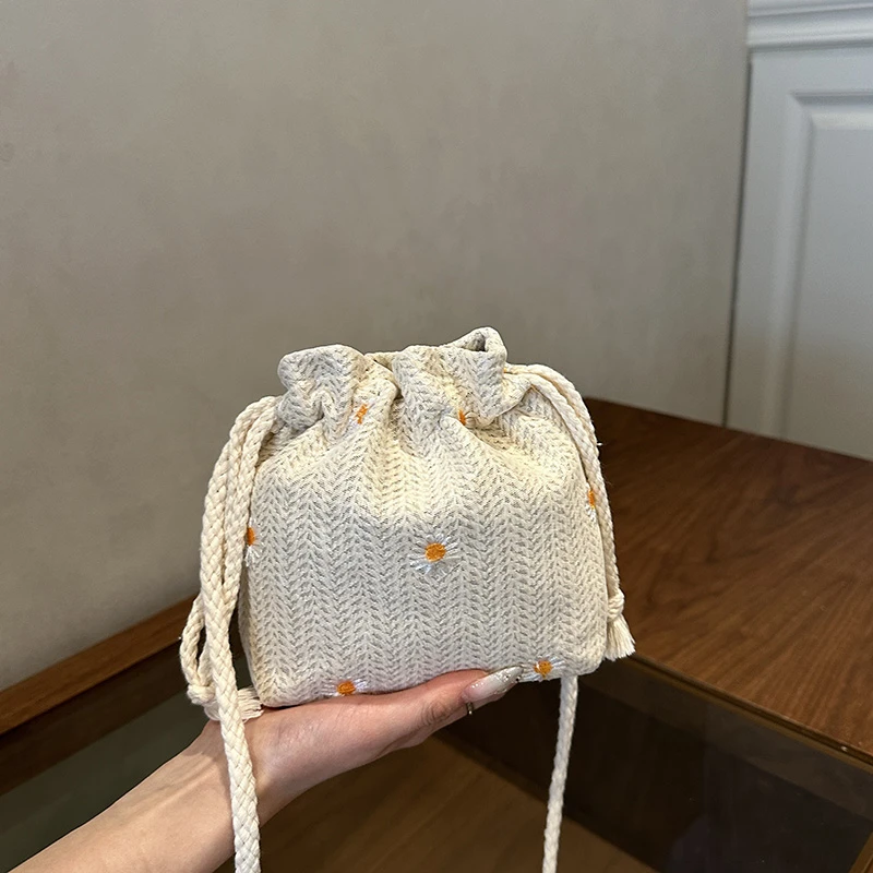 Sweet and Premium Beach Grass Woven Mini Bucket Bag Drawstring Design Single Shoulder Diagonal Crossbag Used for Vacation Travel